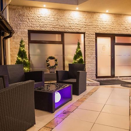 H & V Residence - Bungalow Apartment Arad Eksteriør billede