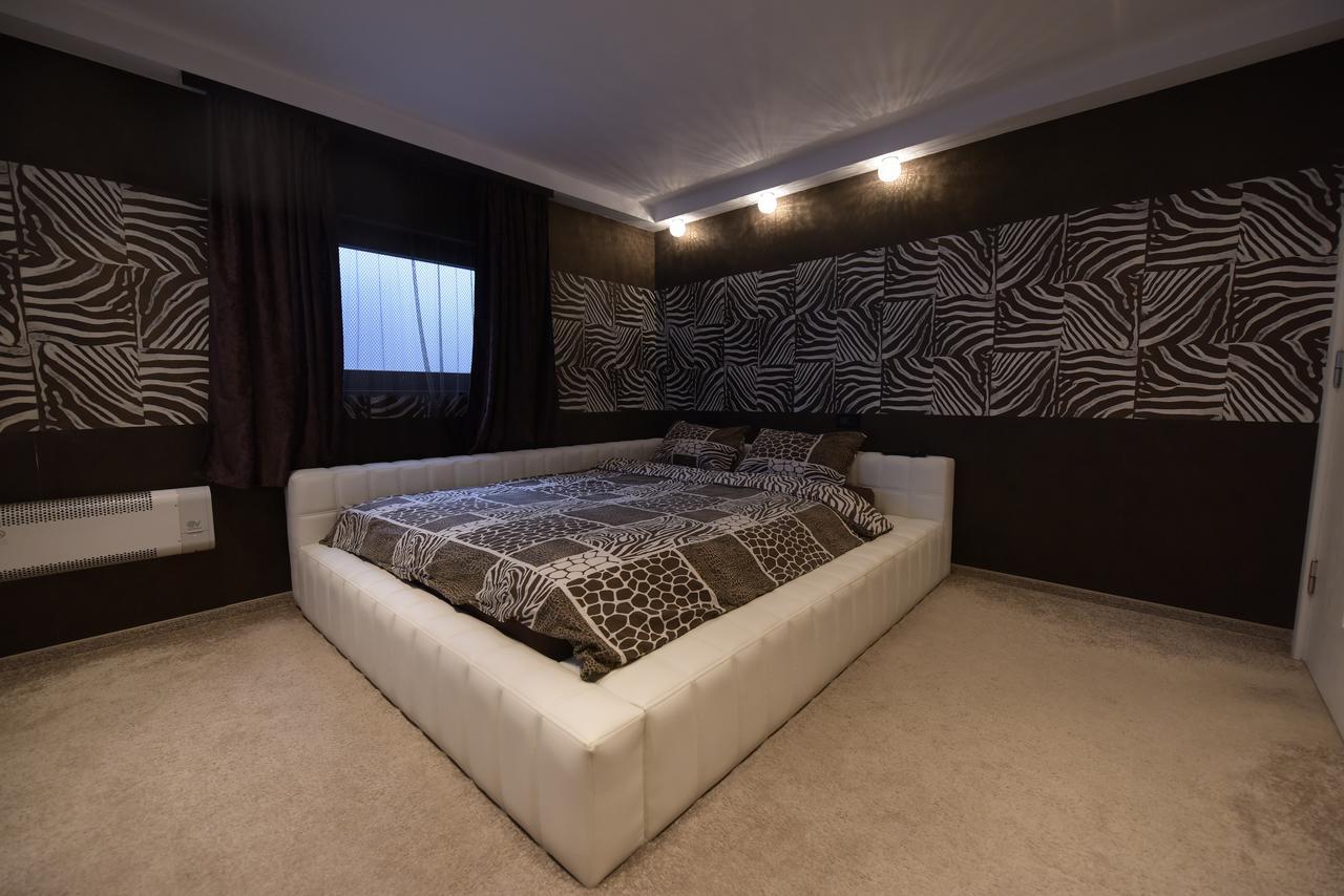H & V Residence - Bungalow Apartment Arad Eksteriør billede