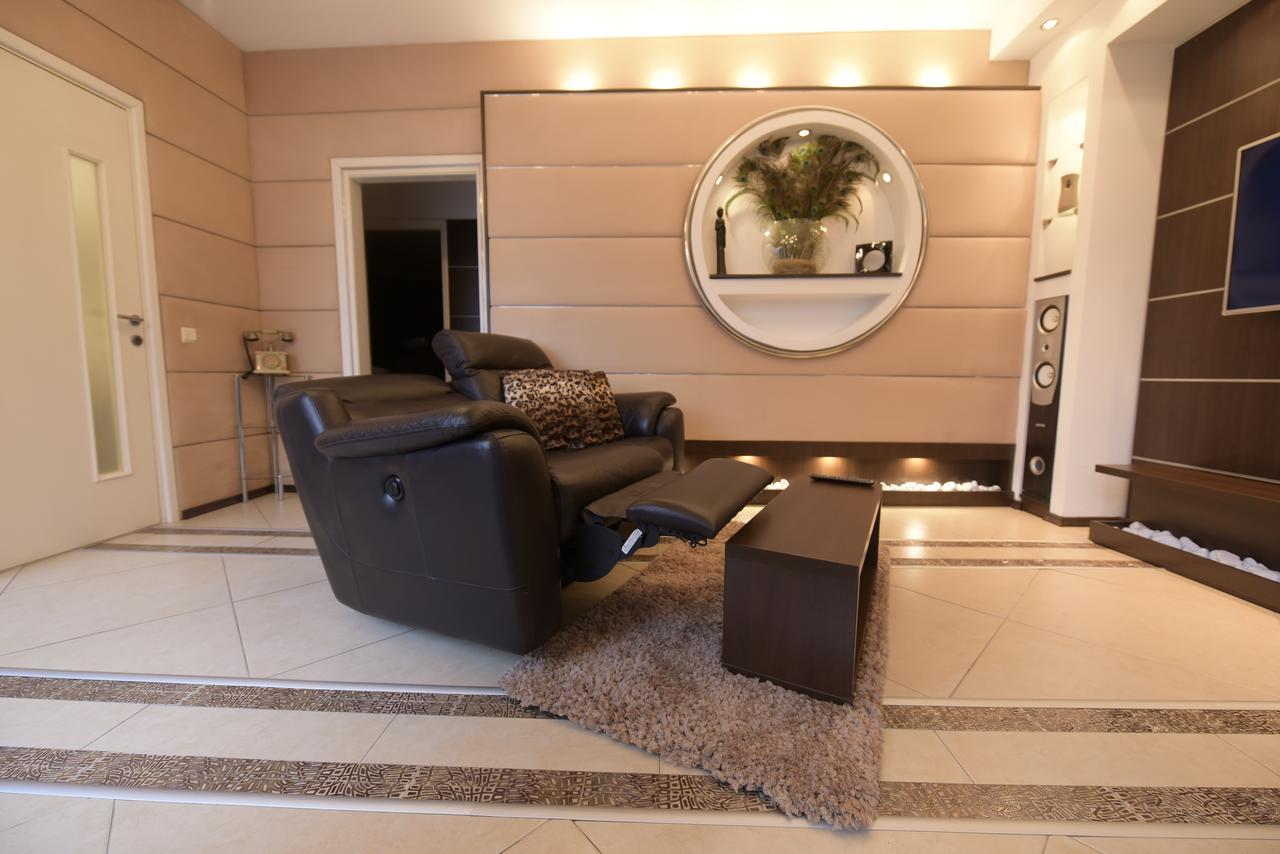 H & V Residence - Bungalow Apartment Arad Eksteriør billede